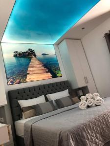 1 dormitorio con una pintura de muelle en Dina Studio Apartments, en Pefkohori