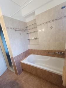 un baño con bañera y ducha en Marys Homes, en Lefkada