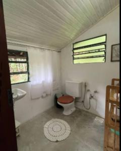 a bathroom with a toilet and a sink at Quarto no Parque Nacional - Quarto Superior in Itatiaia