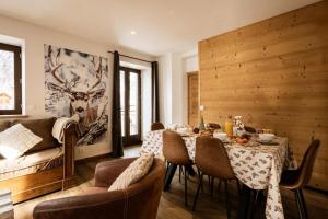 Un comedor con una mesa y un sofá. en Résidence Les Etoiles Des Neiges - 4 pièces 6 personnes exposé Ouest MAE-7854, en Valloire