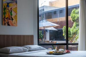 Postel nebo postele na pokoji v ubytování Bessa Beach Hotel