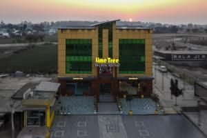 Východ nebo západ slunce při pohledu z hotelu nebo okolí