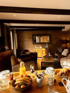 a living room with a table with a bowl of food at Résidence Les Etoiles Des Neiges - 4 pièces 8/9 personnes exposé Sud MAE-9534 in Valloire