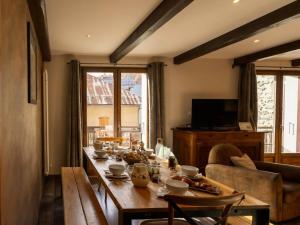 a dining room with a table and a couch at Résidence Les Etoiles Des Neiges - 4 pièces 8/9 personnes exposé Sud MAE-9534 in Valloire
