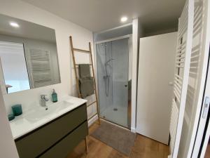 un bagno con lavandino e doccia di Lodge de Penfrat, une parenthèse en campagne aux portes de la ville a Quimper