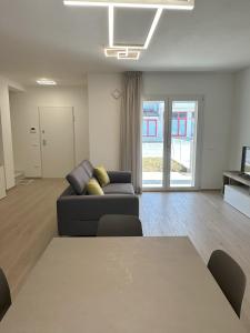 a living room with a couch and a table at Appartamento con due camere a Ponte Sasso in Marotta