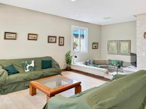 a living room with a couch and a table at 200m from the Beach 9 Qts AC Pool Grill in Guarujá