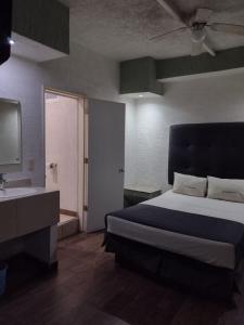 Postel nebo postele na pokoji v ubytování Hotel Metropolitan