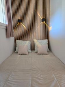 Bett in einem Zimmer mit drei Kissen darauf in der Unterkunft Beautiful Sea View Studio in Grimaud