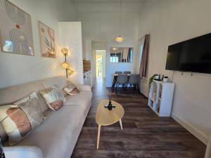 ein Wohnzimmer mit Sofa und Tisch in der Unterkunft Beautiful Sea View Studio in Grimaud