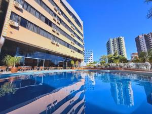 A piscina localizada em Continental Inn ou nos arredores