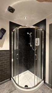 una ducha con mampara de cristal en un baño en Stylish 1-Bed City Centre Flat, en Inverness