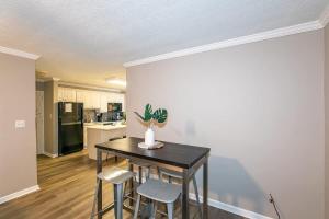 una cucina con tavolo con due sedie e una pianta di Downtown Condo - Walk to Mercedes Stadium and Coca ad Atlanta
