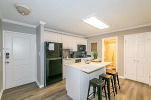 una cucina con un frigorifero nero e un bancone di Downtown Condo - Walk to Mercedes Stadium and Coca ad Atlanta