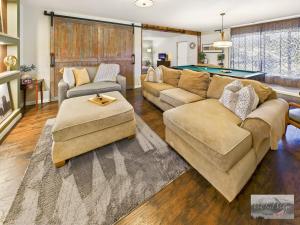 Ruang duduk di 2 spaces More Space with 2 units at same location PNW Retreat
