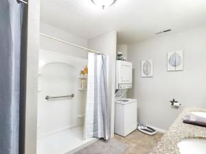 Bilik mandi di 2 spaces More Space with 2 units at same location PNW Retreat