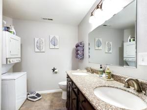 Bilik mandi di 2 spaces More Space with 2 units at same location PNW Retreat