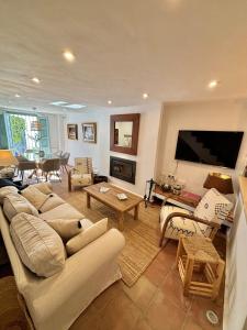 Μια τηλεόραση ή/και κέντρο ψυχαγωγίας στο Maisons de Justine - Casa Carmen