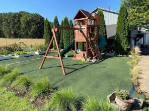 Kawasan permainan kanak-kanak di 2 spaces More Space with 2 units at same location PNW Retreat