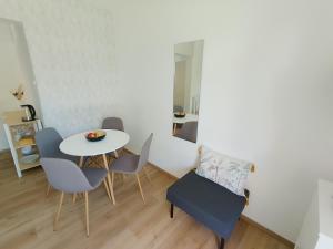 a small dining room with a table and chairs at Apartman Sidonija in Križevci
