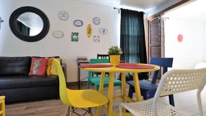 Un lugar para sentarse en Villa Amarilla 2BR - Pool & White Sand Beach