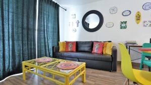 Un lugar para sentarse en Villa Amarilla 2BR - Pool & White Sand Beach