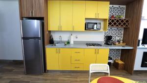 Una cocina o cocineta en Villa Amarilla 2BR - Pool & White Sand Beach
