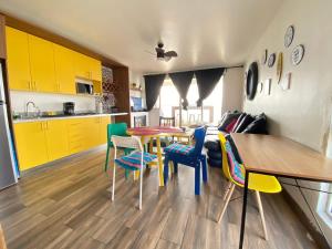 Una cocina o cocineta en Villa Amarilla 2BR - Pool & White Sand Beach