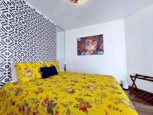 Una cama o camas en una habitación de Villa Amarilla 2BR - Pool & White Sand Beach