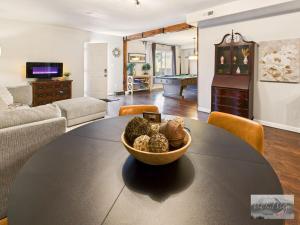 Televisyen dan/atau pusat hiburan di 2 spaces More Space with 2 units at same location PNW Retreat