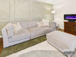 Ruang duduk di 2 spaces More Space with 2 units at same location PNW Retreat