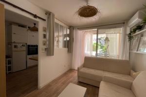 Kuchyňa alebo kuchynka v ubytovaní Charming Air-Conditioned One-Bedroom 150m from Cavalière Beach