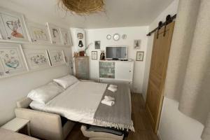 Kuchyňa alebo kuchynka v ubytovaní Charming Air-Conditioned One-Bedroom 150m from Cavalière Beach