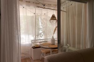 Posedenie v ubytovaní Charming Air-Conditioned One-Bedroom 150m from Cavalière Beach