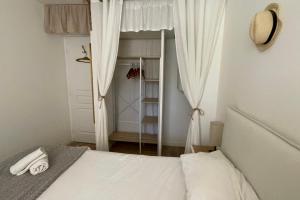 Posteľ alebo postele v izbe v ubytovaní Charming Air-Conditioned One-Bedroom 150m from Cavalière Beach