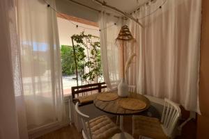 Fotografia z galérie ubytovania Charming Air-Conditioned One-Bedroom 150m from Cavalière Beach v destinácii Le Lavandou
