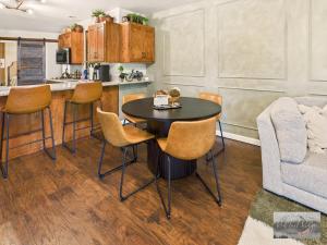 Dapur atau dapur kecil di 2 spaces More Space with 2 units at same location PNW Retreat
