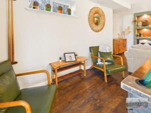 Ruang duduk di 2 spaces More Space with 2 units at same location PNW Retreat