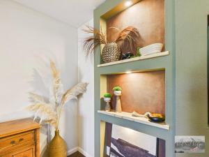 Dapur atau dapur kecil di 2 spaces More Space with 2 units at same location PNW Retreat