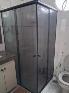 Ένα μπάνιο στο Quarto privado com ar condicionado