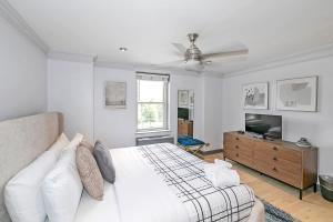 Un televizor și/sau centru de divertisment la Downtown 1 Bedroom High Rise Condo with Balcony