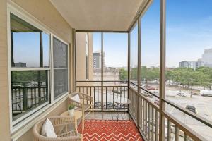 Un balcon sau o terasă la Downtown 1 Bedroom High Rise Condo with Balcony
