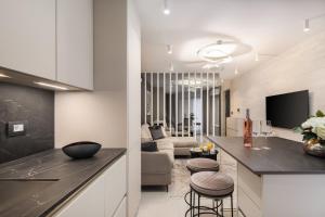 Μια τηλεόραση ή/και κέντρο ψυχαγωγίας στο Luxury Apartment Sunray
