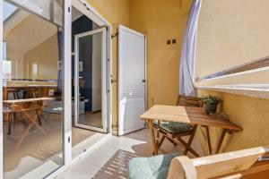 a small balcony with a table and a door at Apartman Lorena in Fažana