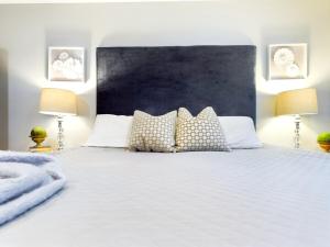 Katil atau katil-katil dalam bilik di 2 spaces More Space with 2 units at same location PNW Retreat