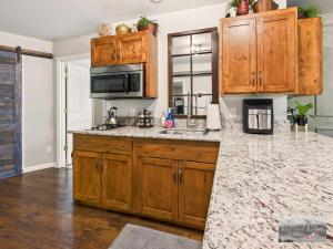 Dapur atau dapur kecil di 2 spaces More Space with 2 units at same location PNW Retreat