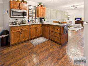 Dapur atau dapur kecil di 2 spaces More Space with 2 units at same location PNW Retreat