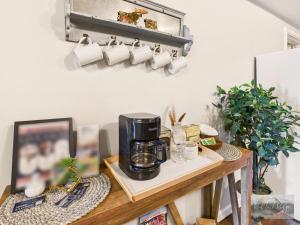Dapur atau dapur kecil di 2 spaces More Space with 2 units at same location PNW Retreat