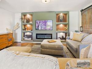 Televisyen dan/atau pusat hiburan di 2 spaces More Space with 2 units at same location PNW Retreat
