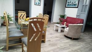 un soggiorno con tavolo e sedie in vetro di ANGIE`s HOUSE a Manizales